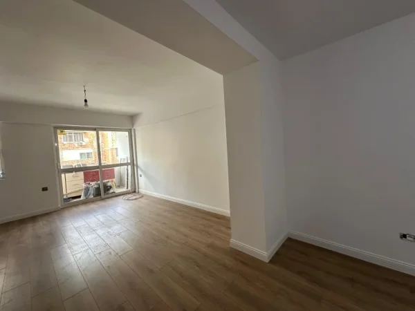 Tirane, jepet me qera ambjent biznesi Kati 2, 100 m² 800 € 