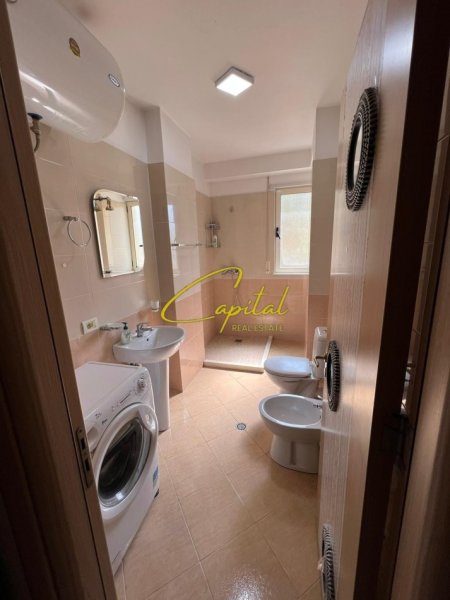 Tirane, jepet me qera apartament 1+1+Ballkon Kati 2, 80 m² 550 € 