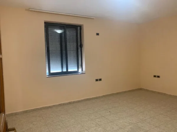Tirane, jepet me qera apartament 1+1+Ballkon Kati 1, 62 m² 500 € (21 DHJETORI)