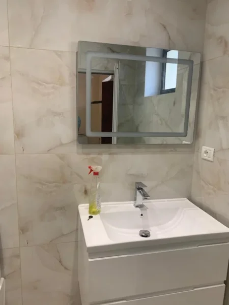 Tirane, jepet me qera apartament 1+1+Ballkon Kati 1, 62 m² 500 € (21 DHJETORI)
