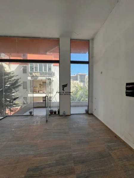 Tirane, shitet dyqan Kati 2, 125 m² 275.000 € (LIQENI I THATE)