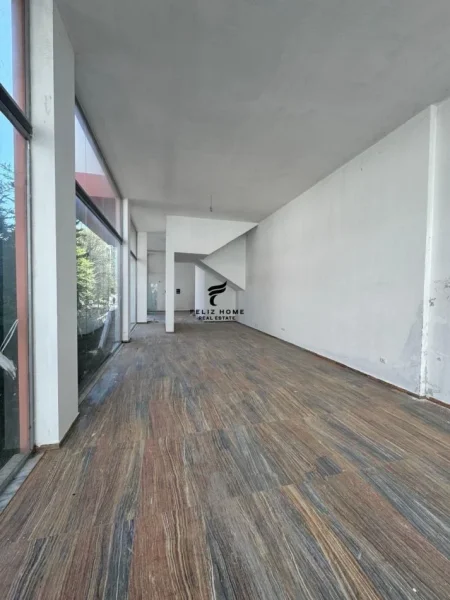 Tirane, shitet dyqan Kati 2, 125 m² 275.000 € (LIQENI I THATE)