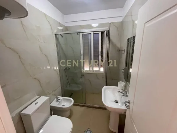 Tirane, jap me qera apartament 2+1+2+POST PARKIMI+Ballkon , 135 m² 900 € (Kopshti Botanik)