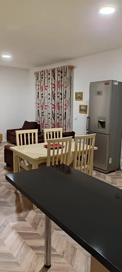 Tirane, jepet me qera apartament 2+1+Ballkon Kati 4, 120 m² 500 € (ne fund te rruges 5 Maj)