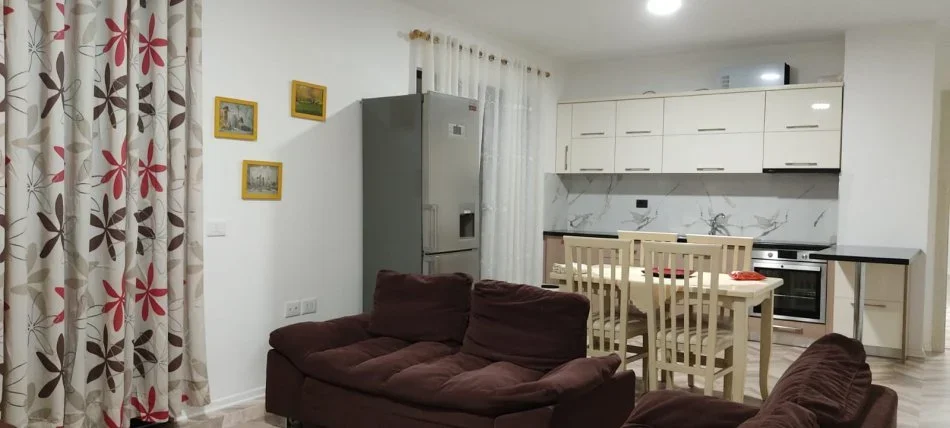 Tirane, jepet me qera apartament 2+1+Ballkon Kati 4, 120 m² 500 € (ne fund te rruges 5 Maj)