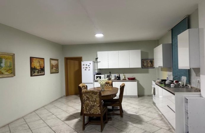 Tirane, jepet me qera apartament 2+1 Kati 1, 160 m² 600 € (PAZARI I RI)
