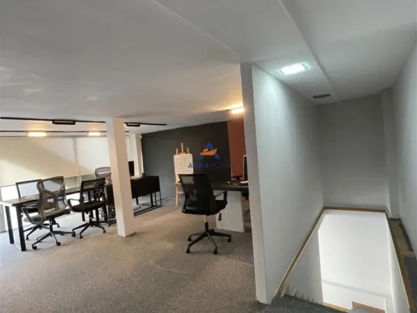 Tirane, jepet me qera zyre Kati 0, 80 m² 650 € (KOMPLEKSI DELIJORGJI)