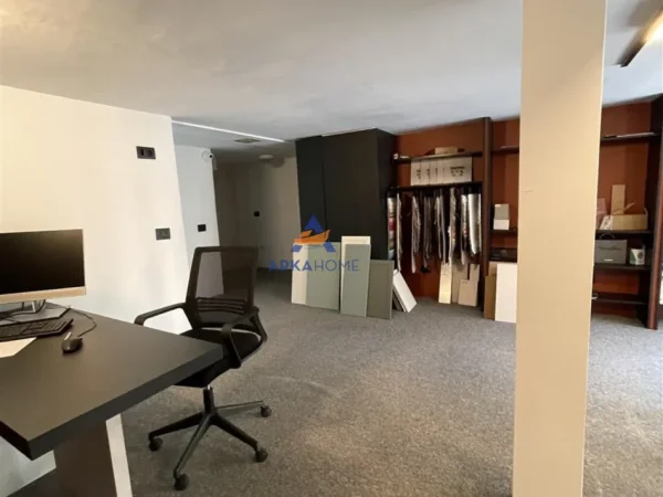 Tirane, jepet me qera zyre Kati 0, 80 m² 650 € (KOMPLEKSI DELIJORGJI)