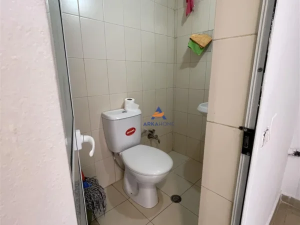 Tirane, jepet me qera zyre Kati 0, 80 m² 650 € (KOMPLEKSI DELIJORGJI)