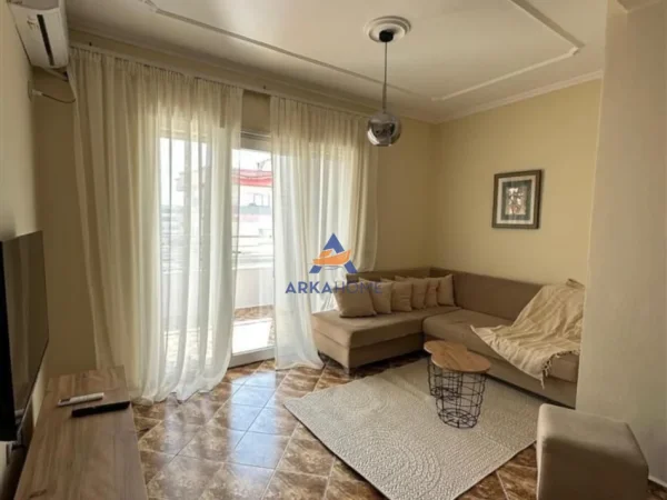 Tirane, jepet me qera apartament 2+1+Ballkon Kati 7, 110 m² 470 € (ASTIR NGJITUR ME BAR OSLO, HYRJA NGJITUR MARKET JATA)