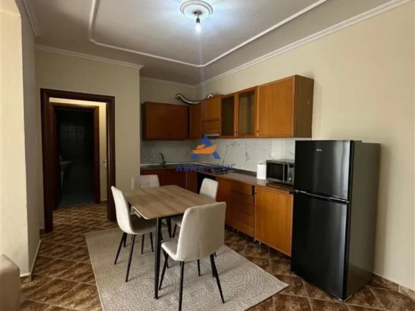 Tirane, jepet me qera apartament 2+1+Ballkon Kati 7, 110 m² 470 € (ASTIR NGJITUR ME BAR OSLO, HYRJA NGJITUR MARKET JATA)