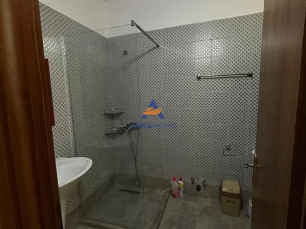 Tirane, jepet me qera apartament 2+1+Ballkon Kati 7, 110 m² 470 € (ASTIR NGJITUR ME BAR OSLO, HYRJA NGJITUR MARKET JATA)