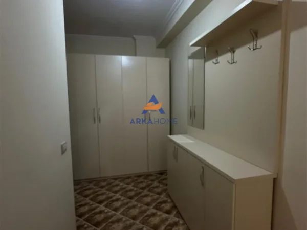 Tirane, jepet me qera apartament 2+1+Ballkon Kati 7, 110 m² 470 € (ASTIR NGJITUR ME BAR OSLO, HYRJA NGJITUR MARKET JATA)