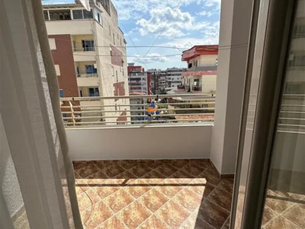Tirane, jepet me qera apartament 2+1+Ballkon Kati 7, 110 m² 470 € (ASTIR NGJITUR ME BAR OSLO, HYRJA NGJITUR MARKET JATA)