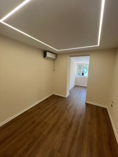 Tirane, jepet me qera zyre Kati 2, 30 m² 500 € (rruga Nikolla Tupe)
