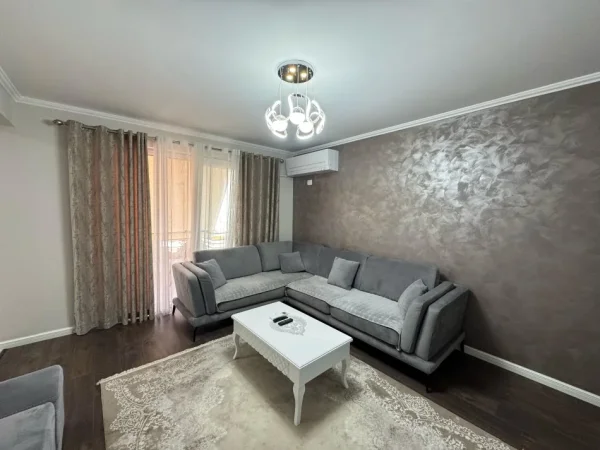 Tirane, jepet me qera apartament 2+1 , 1.000 m² 1.000 € (selvia)