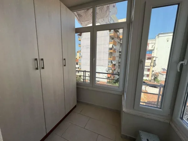 Tirane, jepet me qera apartament 2+1 , 1.000 m² 1.000 € (selvia)