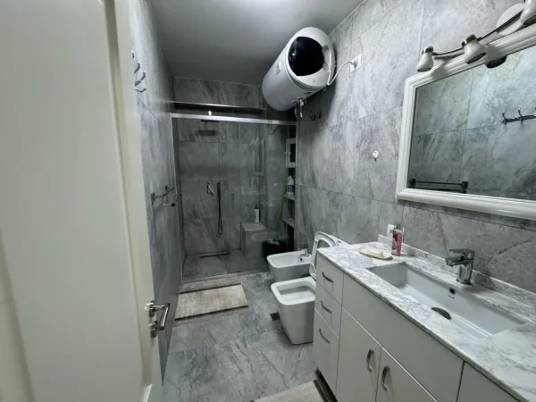 Tirane, jepet me qera apartament 2+1 , 1.000 m² 1.000 € (selvia)