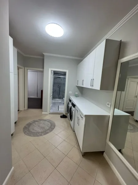 Tirane, jepet me qera apartament 2+1 , 1.000 m² 1.000 € (selvia)