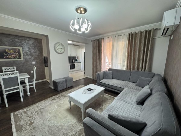 Tirane, jepet me qera apartament 2+1 , 1.000 m² 1.000 € (selvia)