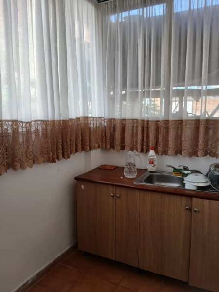 Tirane, jepet me qera apartament 1+1+Ballkon Kati 2, 74 m² 500 € (rruga e barrikadave)