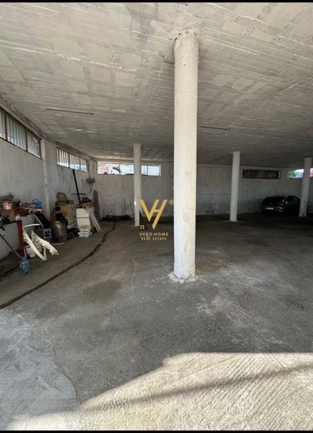 Tirane, jepet me qera magazine Kati 0, 300 m² 900 € (KAMEZ)