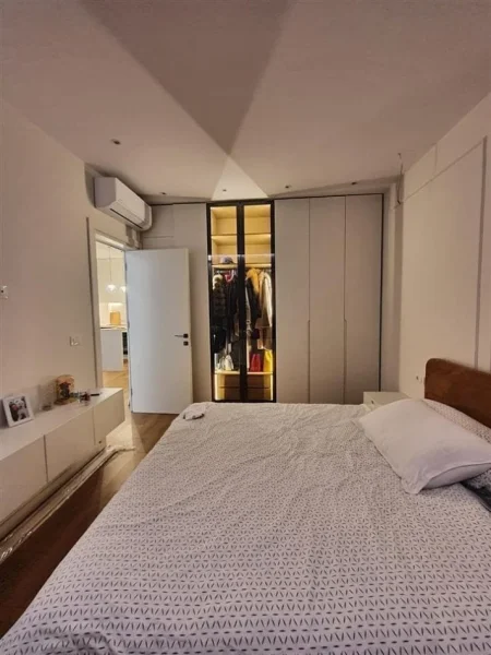 Tirane, jepet me qera apartament 1+1+Ballkon Kati 5, 70 m² 650 € (ndre mjeda)