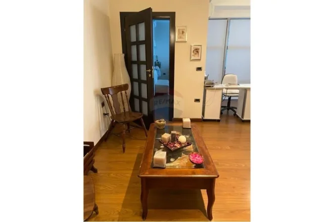 Tirane, jepet me qera dyqan , 90 m² 1.000 € (ish ekspozita)