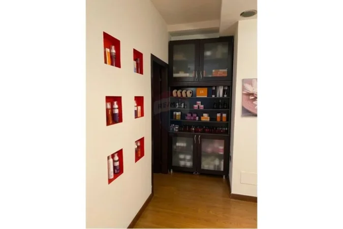 Tirane, jepet me qera dyqan , 90 m² 1.000 € (ish ekspozita)