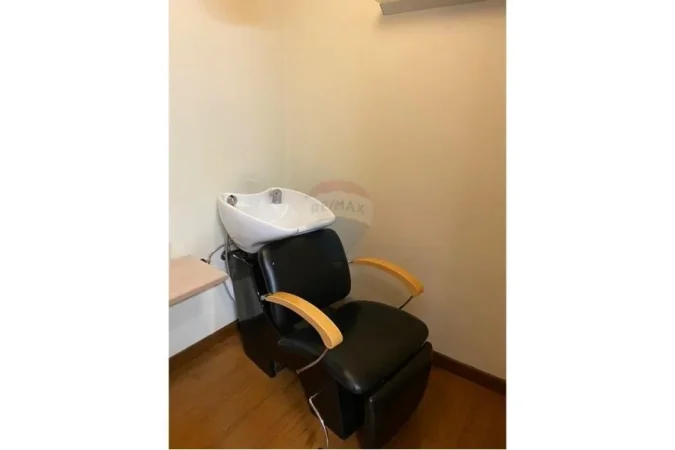 Tirane, jepet me qera dyqan , 90 m² 1.000 € (ish ekspozita)