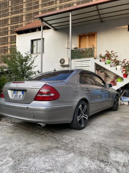 Tirane, shes makine E320 Benzin+Gaz, gri metalizato automatik Klima 5 km 3.500 €