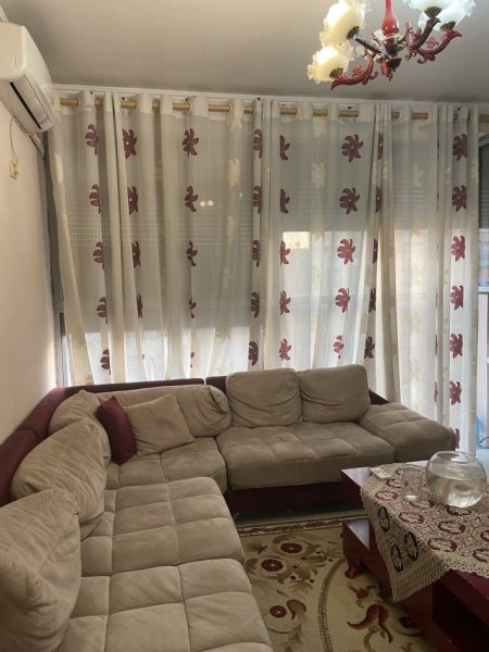 Tirane, ndarje qeraje me vajze apartament 2+1+Ballkon Kati 10, 90 m² 400 €