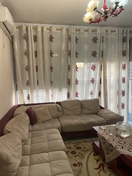 Tirane, ndarje qeraje me vajze apartament 2+1+Ballkon Kati 10, 90 m² 400 €