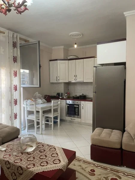 Tirane, ndarje qeraje me vajze apartament 2+1+Ballkon Kati 10, 90 m² 400 €