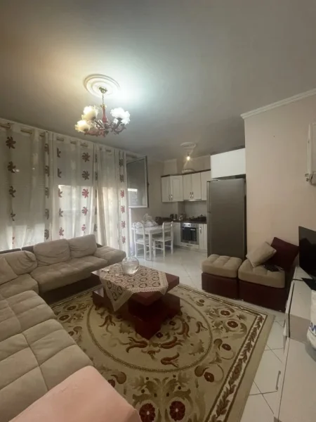 Tirane, ndarje qeraje me vajze apartament 2+1+Ballkon Kati 10, 90 m² 400 €