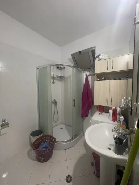 Tirane, ndarje qeraje me vajze apartament 2+1+Ballkon Kati 10, 90 m² 400 €