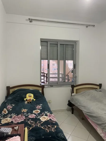 Tirane, ndarje qeraje me vajze apartament 2+1+Ballkon Kati 10, 90 m² 400 €