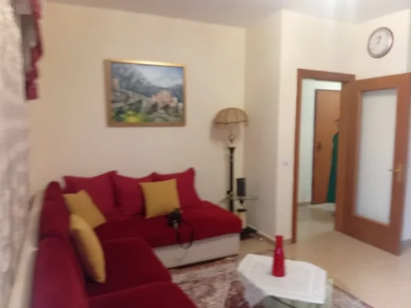 Tirane, jepet me qera apartament 1+1+Ballkon Kati 3, 55 m² 650 € (Rruga e Kosovareve)