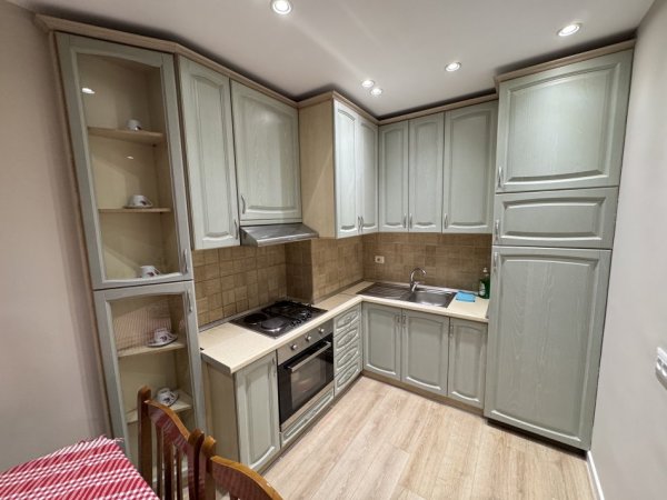 Tirane, jepet me qera apartament 1+1+Ballkon Kati 6, 70 m² 500 € (Don bosko)