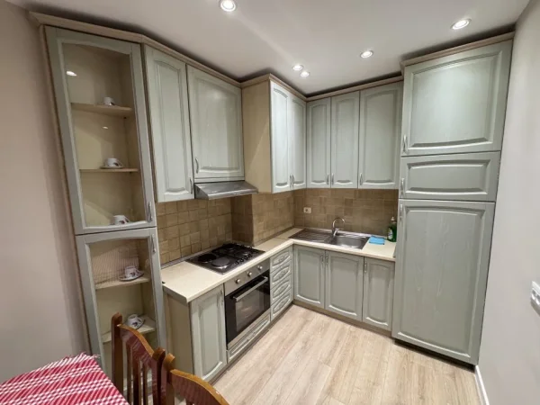 Tirane, jepet me qera apartament 1+1+Ballkon Kati 6, 70 m² 500 € (Don bosko)