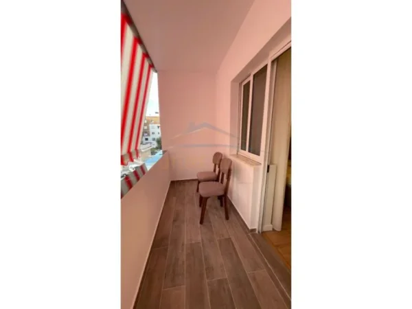 Tirane, jepet me qera apartament 1+1 Kati 3, 57 m² 500 € (Xhamllik)