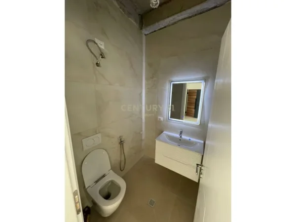 Tirane, jepet me qera ambjent biznesi Kati 1, 75 m² 1.000 € 