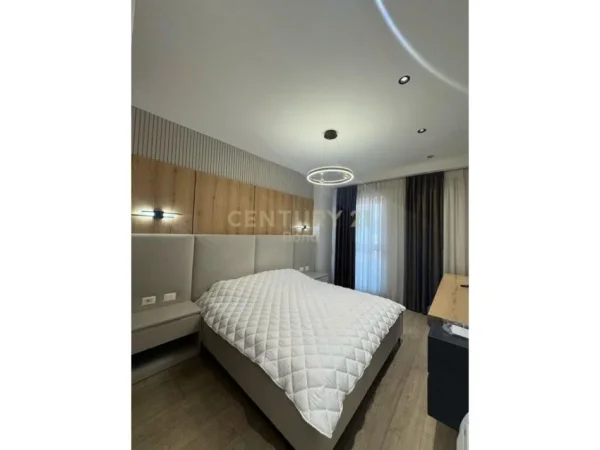 Tirane, jepet me qera apartament 2+1+Ballkon Kati 18, 110 m² 1.500 € (Garden Building)