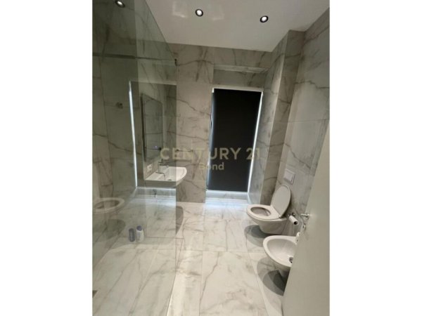 Tirane, jepet me qera apartament 2+1+Ballkon Kati 18, 110 m² 1.500 € (Garden Building)