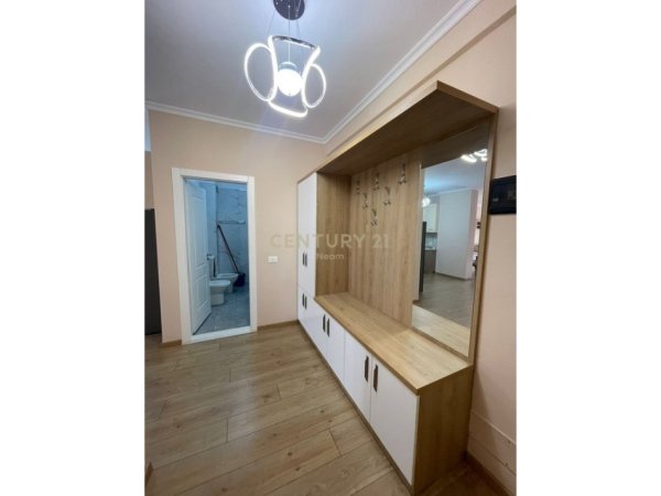 Tirane, jepet me qera apartament 2+1 Kati 2, 110 m² 900 € 