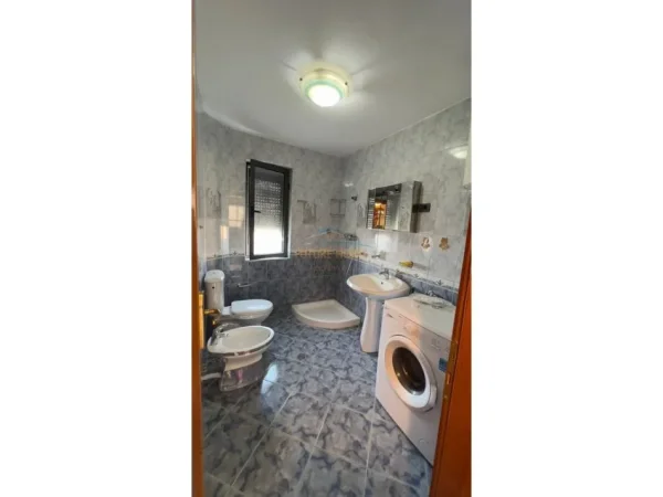 Tirane, jepet me qera apartament 2+1 Kati 5, 82 m² 450 € (Ferit Xhajko)