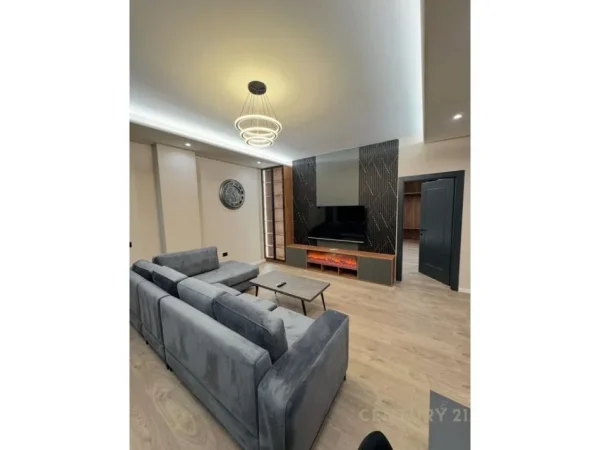 Tirane, jepet me qera apartament 2+1 , 65 m² 750 € 
