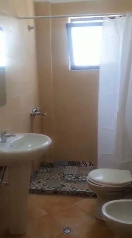 Tirane, jepet me qera apartament 1+1+BLK Kati 5, 70 m² 40.000 Leke (pas Globe)