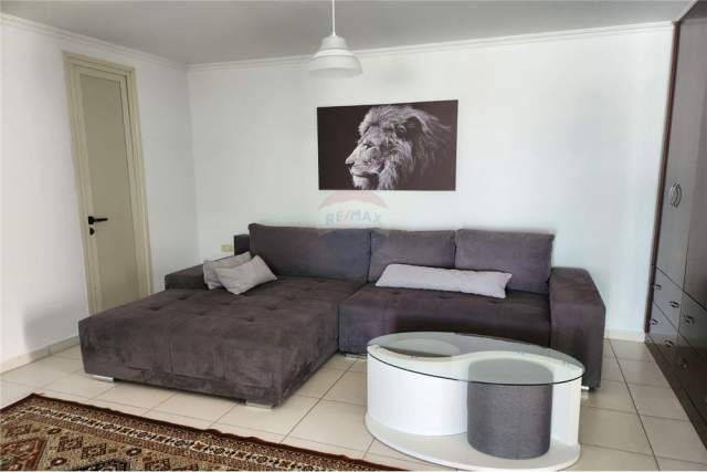 Tirane, jepet me qera apartament 1+1 Kati 8, 65 m² 400 Euro (Rruga Fortuzi)