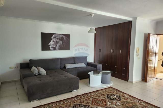 Tirane, jepet me qera apartament 1+1 Kati 8, 65 m² 400 Euro (Rruga Fortuzi)